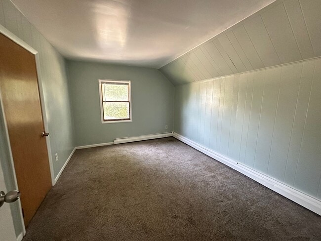 Building Photo - One Bedroom Upper Unit!