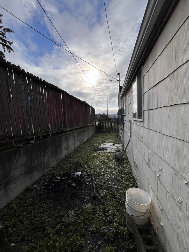 Building Photo - 3BR 1BA with extra storage unit in Poulsbo