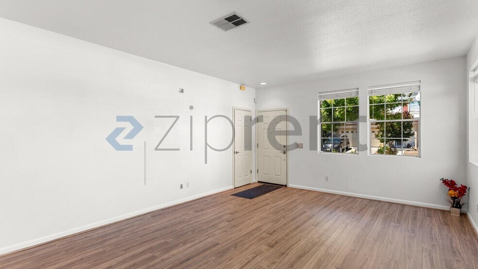 Building Photo - Unit