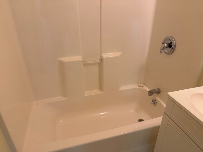 Building Photo - Updated 2 bedroom 1 bathroom house in Eugene!