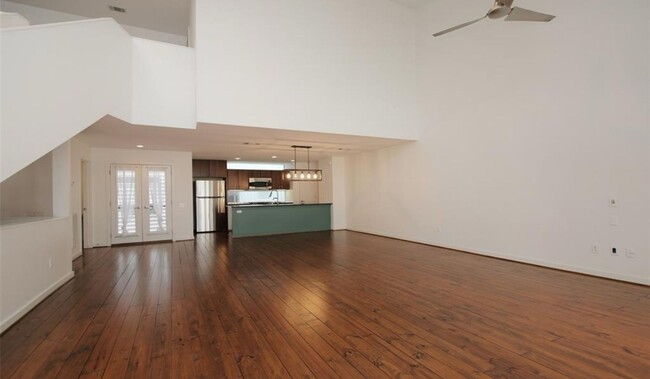 Building Photo - Modern 2/2 Townhome