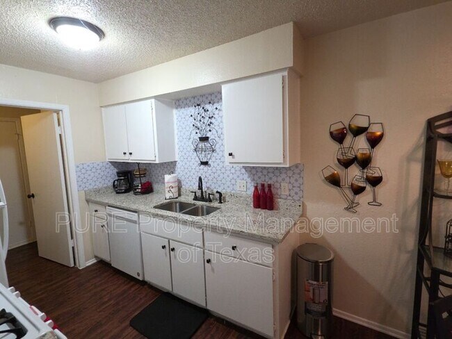 Building Photo - 203 2nd St N