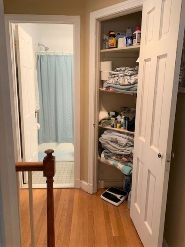 Building Photo - Beautiful 2 Bedroom 1 Bathroom End Unit, B...