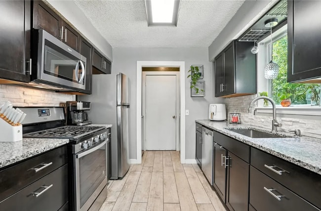 Building Photo - 3 BED 2 BATH! Schedule a tour today!