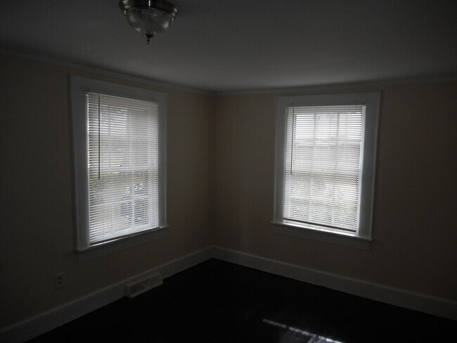 Building Photo - Charming 3-Bedroom, 1 Bathroom Ranch ***$2...