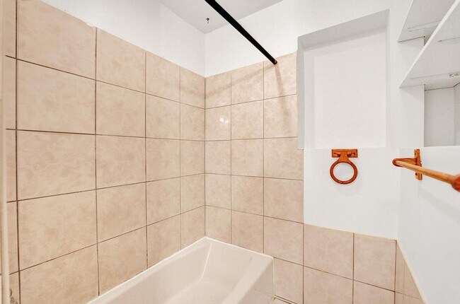Building Photo - 3 BR / 3 BA + Patio + Parking AVAIL 8/1