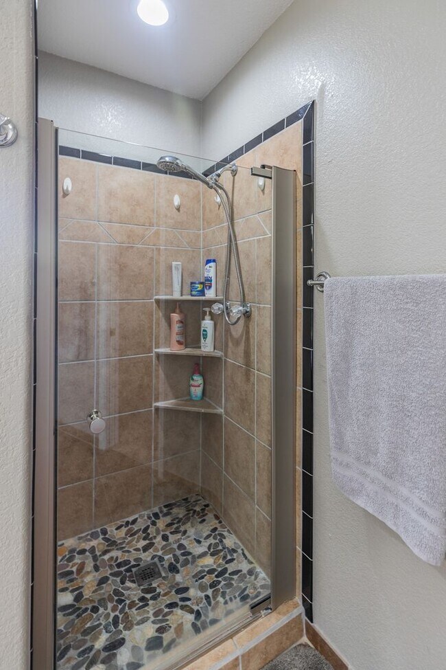 Building Photo - 3 bed 2 bath beautiful home!