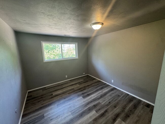 Building Photo - 213 Sunnyridge Ct