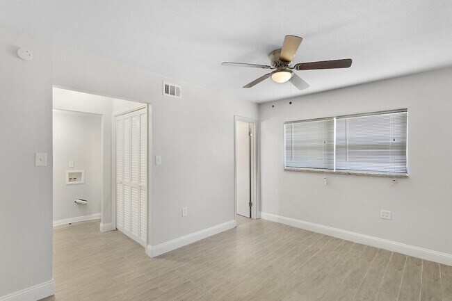 Building Photo - Renovated OVERSIZED 2 Bed/2 Bath at 140 Da...