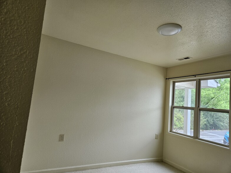 Building Photo - 17 Green Meadows Ln