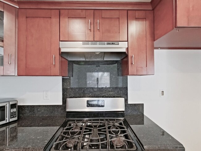 Building Photo - Lakeview Townhouse - 2 Bed / 1 ½ Bath