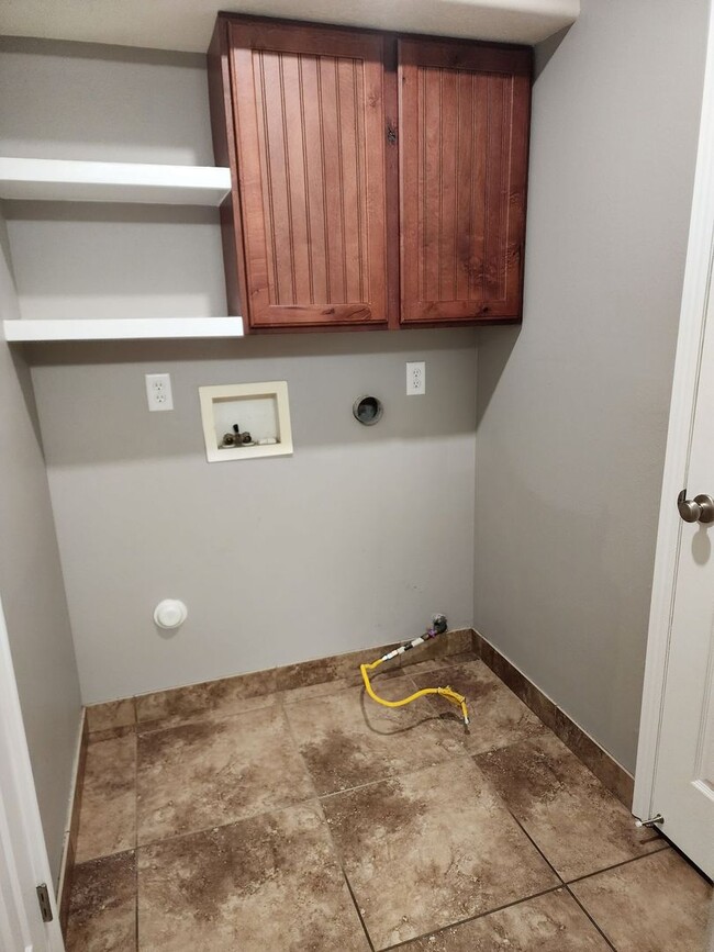 Building Photo - Charming Townhome