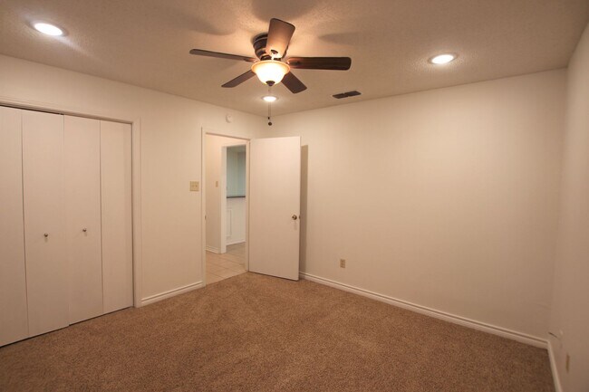 Building Photo - Available - Charming 2-bedroom, 2.5-bath townhome