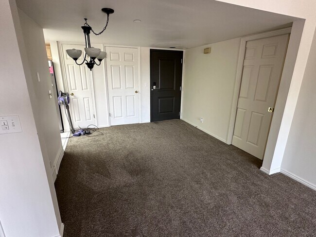 Building Photo - 2244 N Canyon Rd