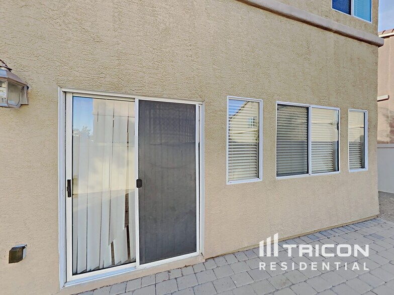 Building Photo - 977 Medina De Leon Ave