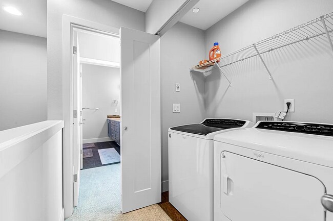 Building Photo - Modern 3 beds/ 2.5 bath townhouse in Kenmore!