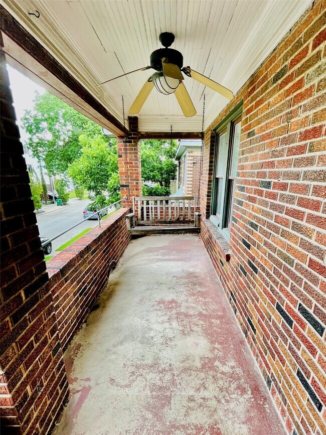 Building Photo - 320 W Polk St