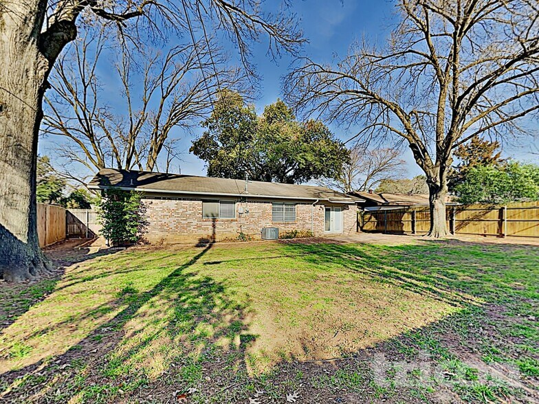 Building Photo - 1803 Westcrest Dr