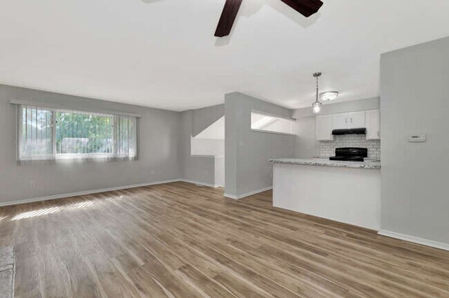 Building Photo - 2025-2027 N. Rosewood Ct.