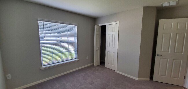 Building Photo - Beautiful 4-Bedroom, 2-Bathroom in Lakeland