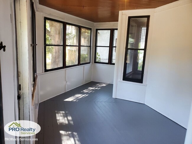 Building Photo - Charming 4 Bedroom Home