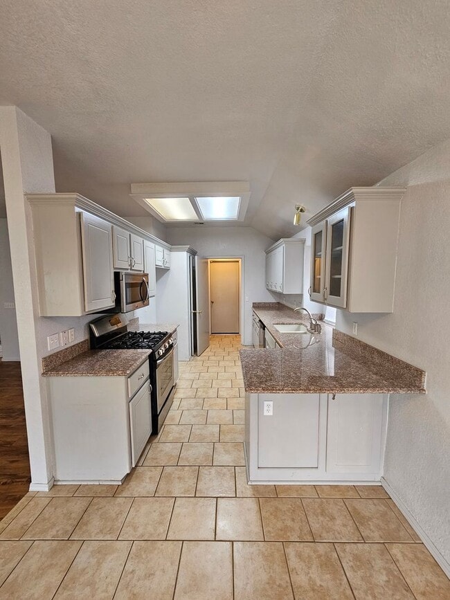 Building Photo - (3) Bed/(2) Bath in SW OKC/Moore Avail NOW! Pet Negotiable!
