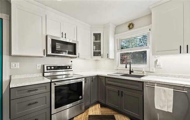 Building Photo - 2529 Sycamore St