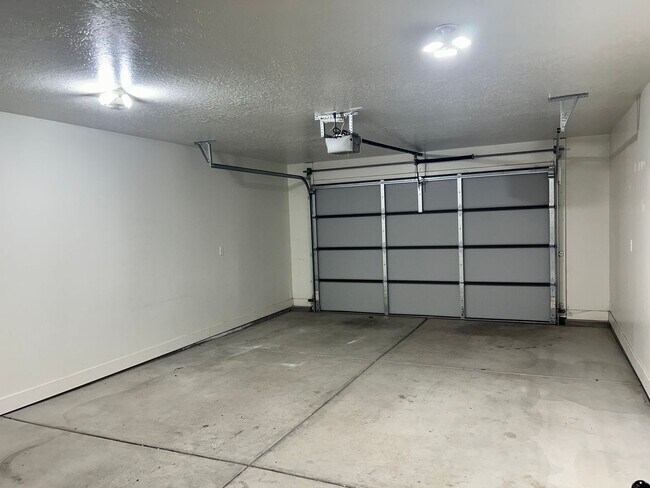 Building Photo - Dog Friendly 4 Bedroom Townhome. $200 First Full Month's Rent!