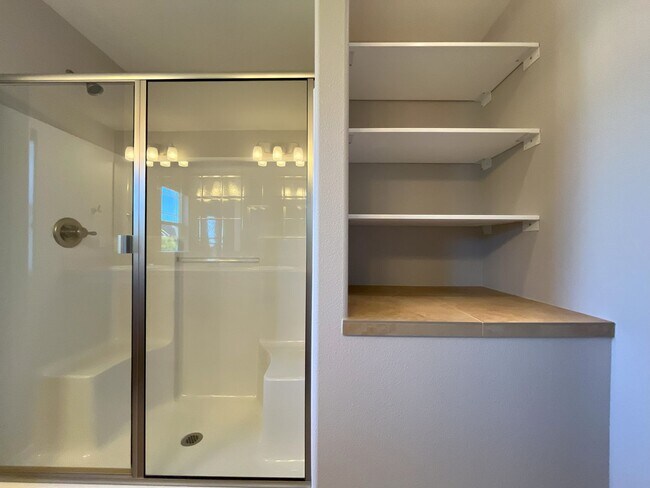 Building Photo - Modern 4-Bedroom End Unit with Community A...
