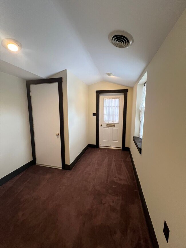 Building Photo - Downtown Apartment Carlisle Hidden Gem.