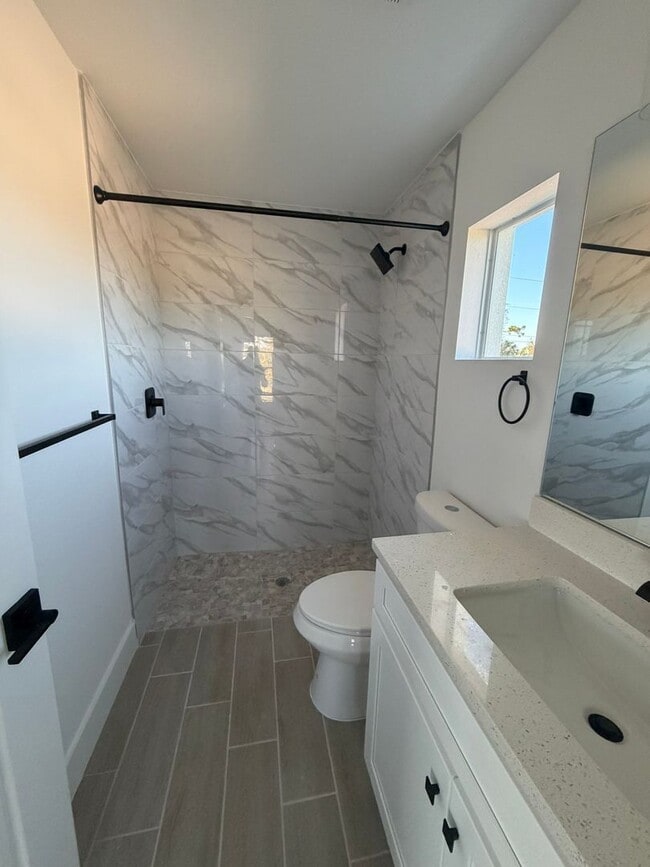 Building Photo - 1607 Ne-36 Ln