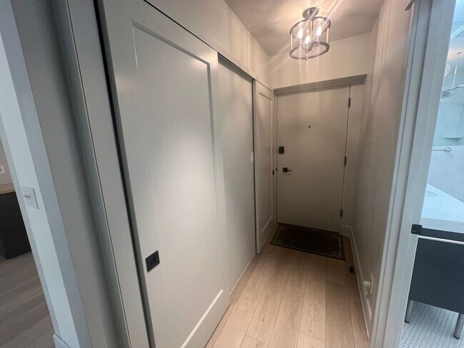 Building Photo - Newly Remodeled Condo on Capitol Hill - Close to UW