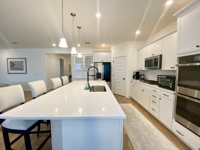 Building Photo - Four Bedroom Single Family Home in The Lak...