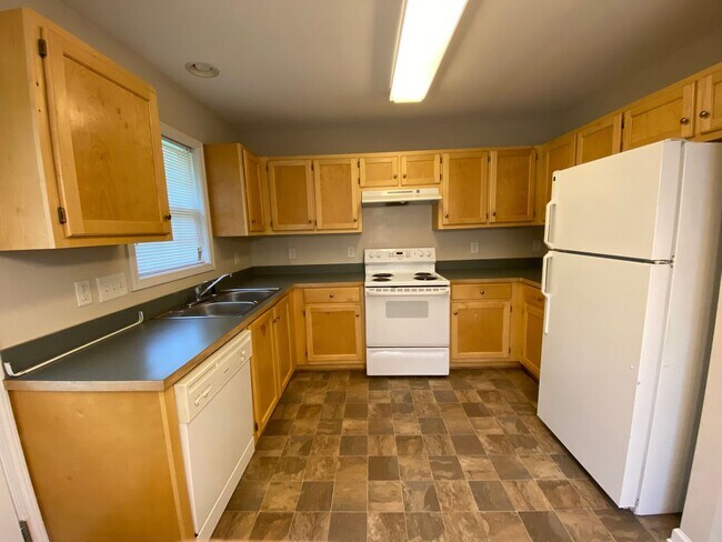Building Photo - Beautiful three bedroom two bathroom house...