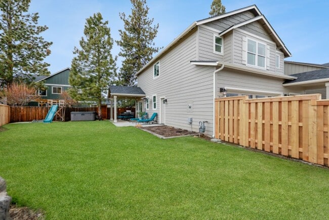Building Photo - Beautiful home in SW Bend!  Large fenced i...
