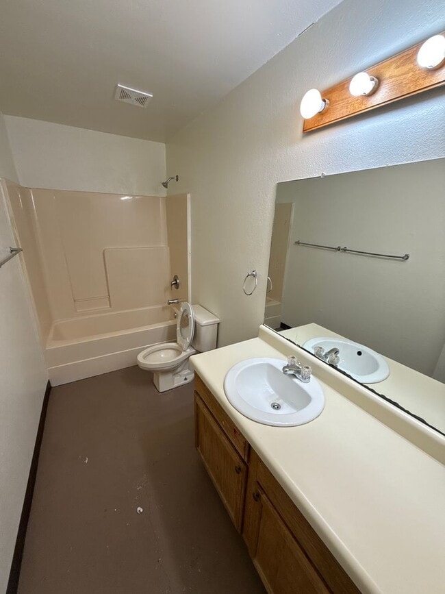 Building Photo - 1002 E 22nd St