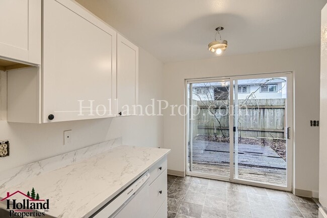 Building Photo - COming Soon! Charming & Convenient Living in Southeast Portland!