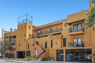 Building Photo - 828 N Hudson Ave