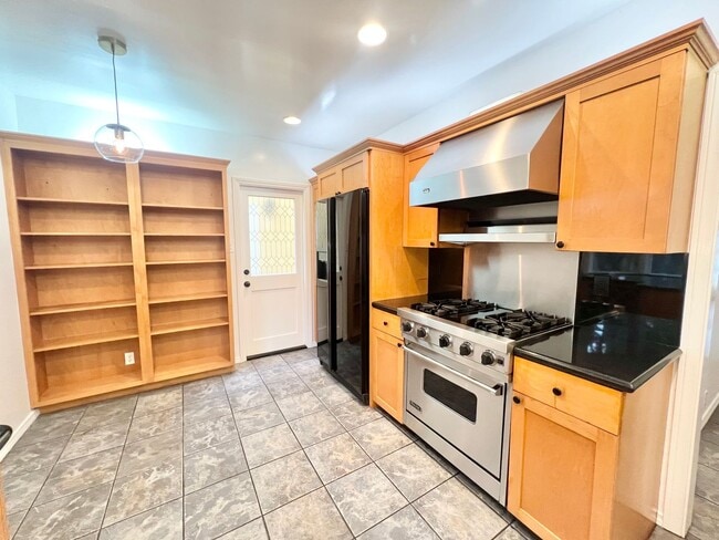 Building Photo - Charming Two Story Home in Belmont Shore near 2nd Street