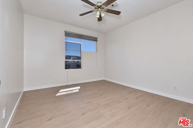 Building Photo - 5350 White Oak Ave