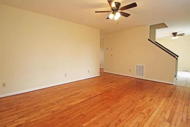 Building Photo - 1345 Goldfinch Dr