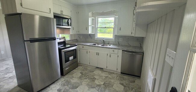 Building Photo - Move In Ready Home- Close to 95 - Easy Commute to local Shopping, Restaurants, and Interstate.