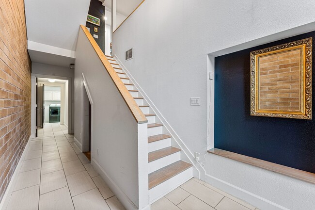 Building Photo - Stunning 4-bedroom / 3-bathroom townhome i...