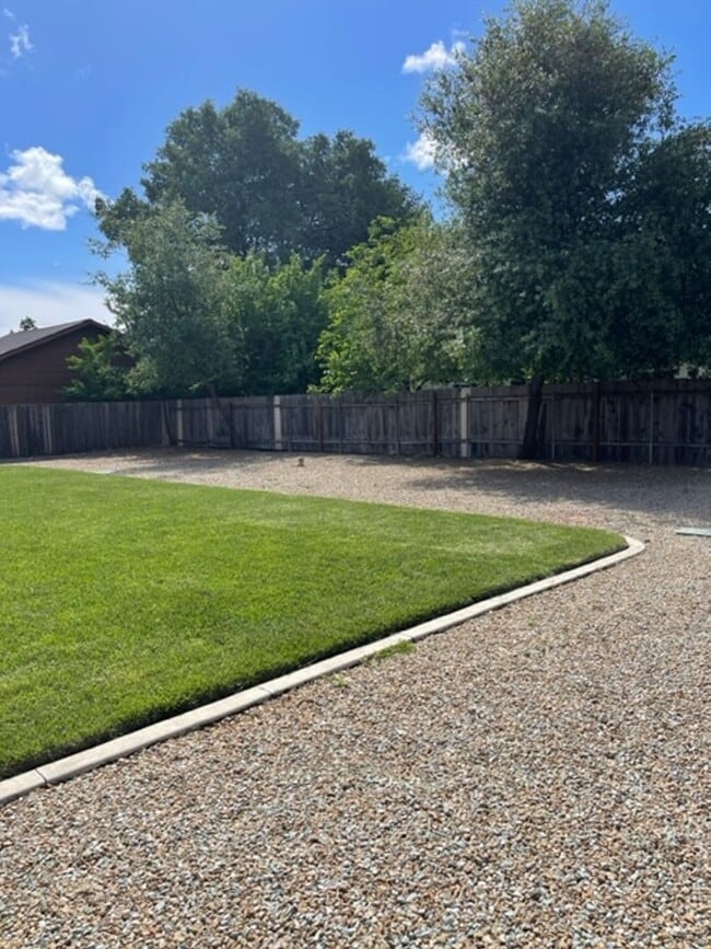 Building Photo - 3 Bedroom Home in Mistletoe Neighborhood