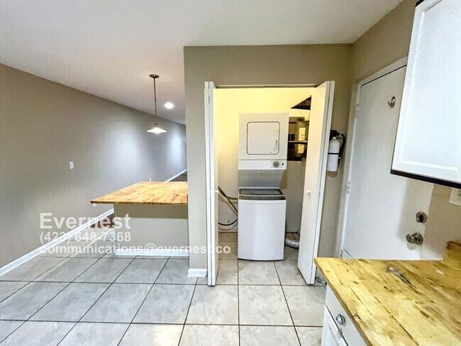Building Photo - 1-Bedroom, 1-Bathroom Home with Modern App...