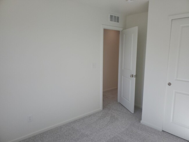 Building Photo - Exquisite 3 Bed 2.5 Bath Single Family Home
