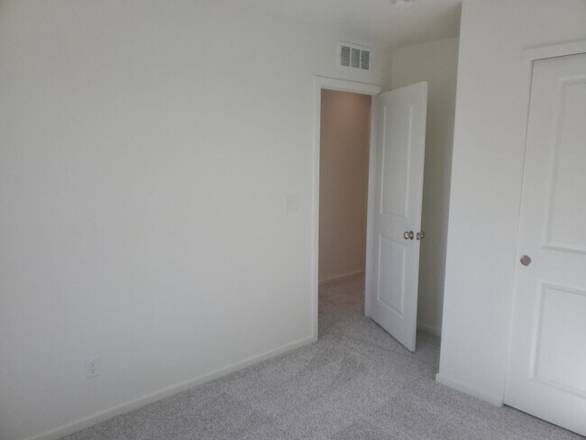 Building Photo - Spacious Home in NE Ft. Collins - Neighborhood Pools