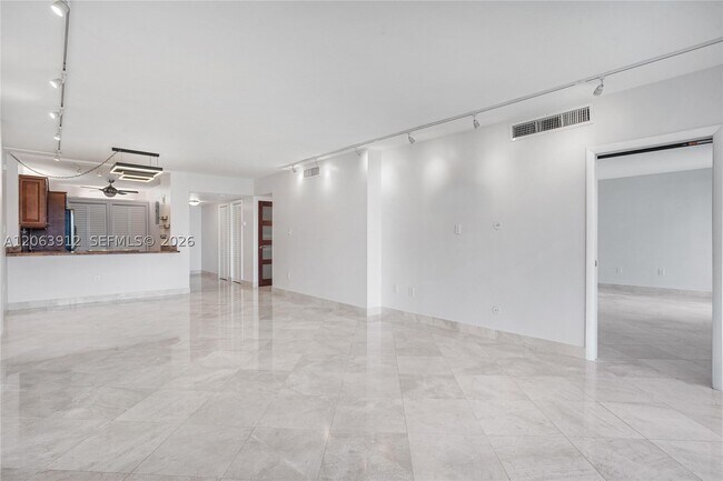 Building Photo - 3375 N Country Club Dr