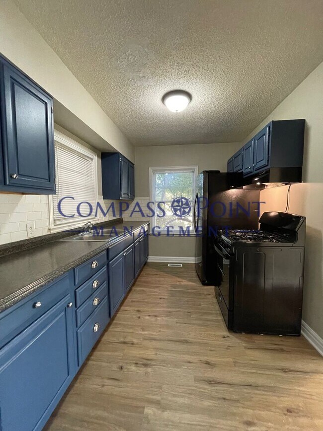 Building Photo - Spacious 3 bedroom and 1 bath house!
