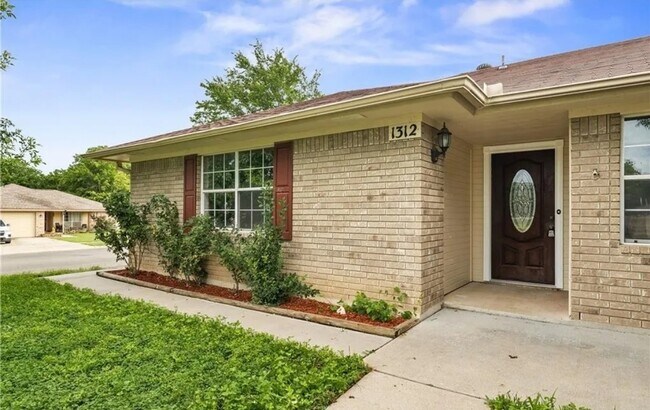 Primary Photo - 1312 Elke Cir